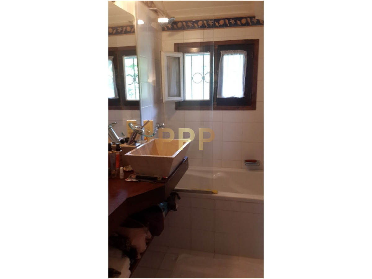 Casa ID.1602 - En venta y alquiler...  Casa en excelente zona, distribuida en dos plantas. 