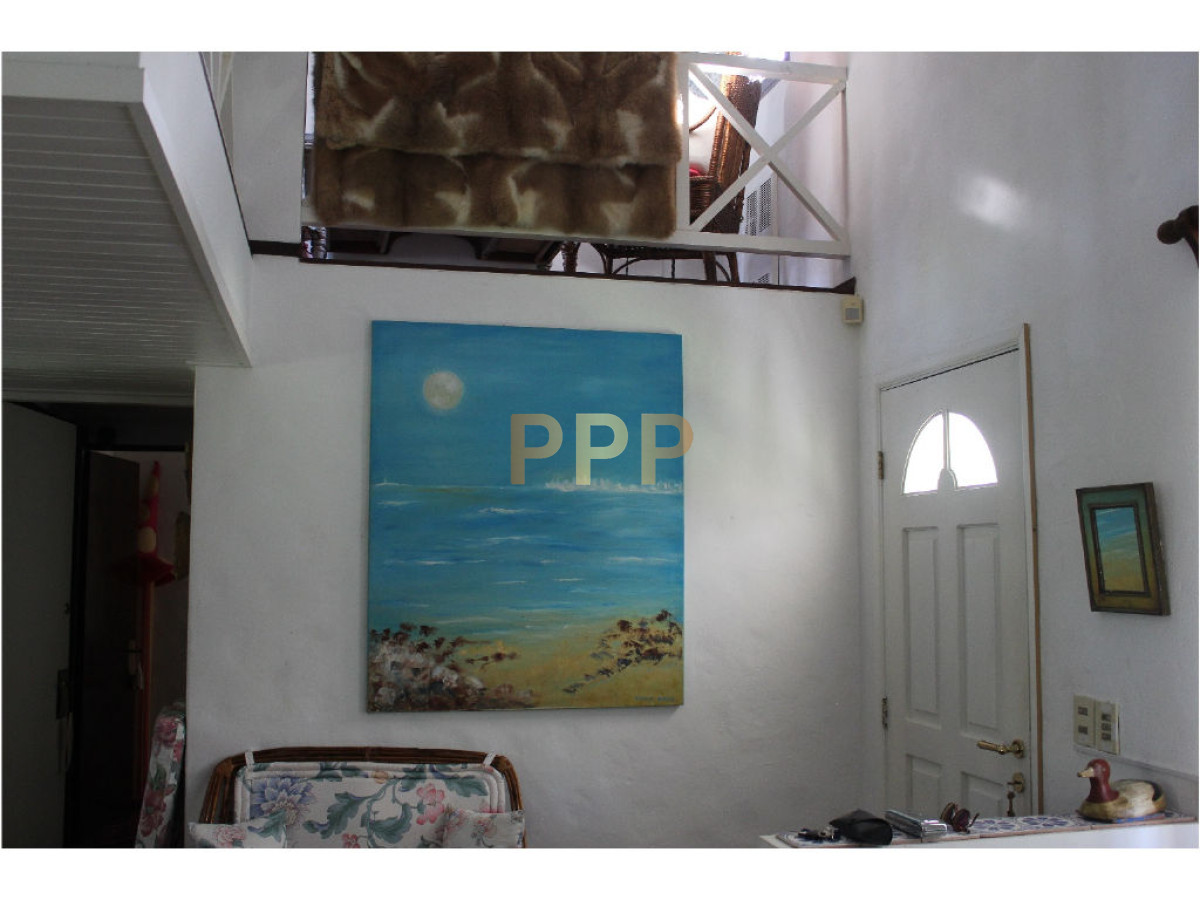 Casa ID.1602 - En venta y alquiler...  Casa en excelente zona, distribuida en dos plantas. 