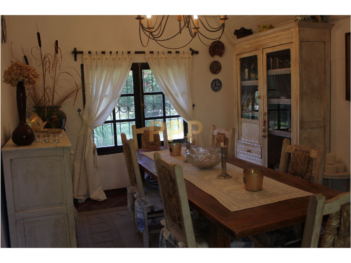 Casa ID.1602 - En venta y alquiler...  Casa en excelente zona, distribuida en dos plantas. 