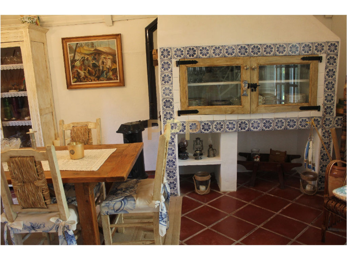 Casa ID.1602 - En venta y alquiler...  Casa en excelente zona, distribuida en dos plantas. 