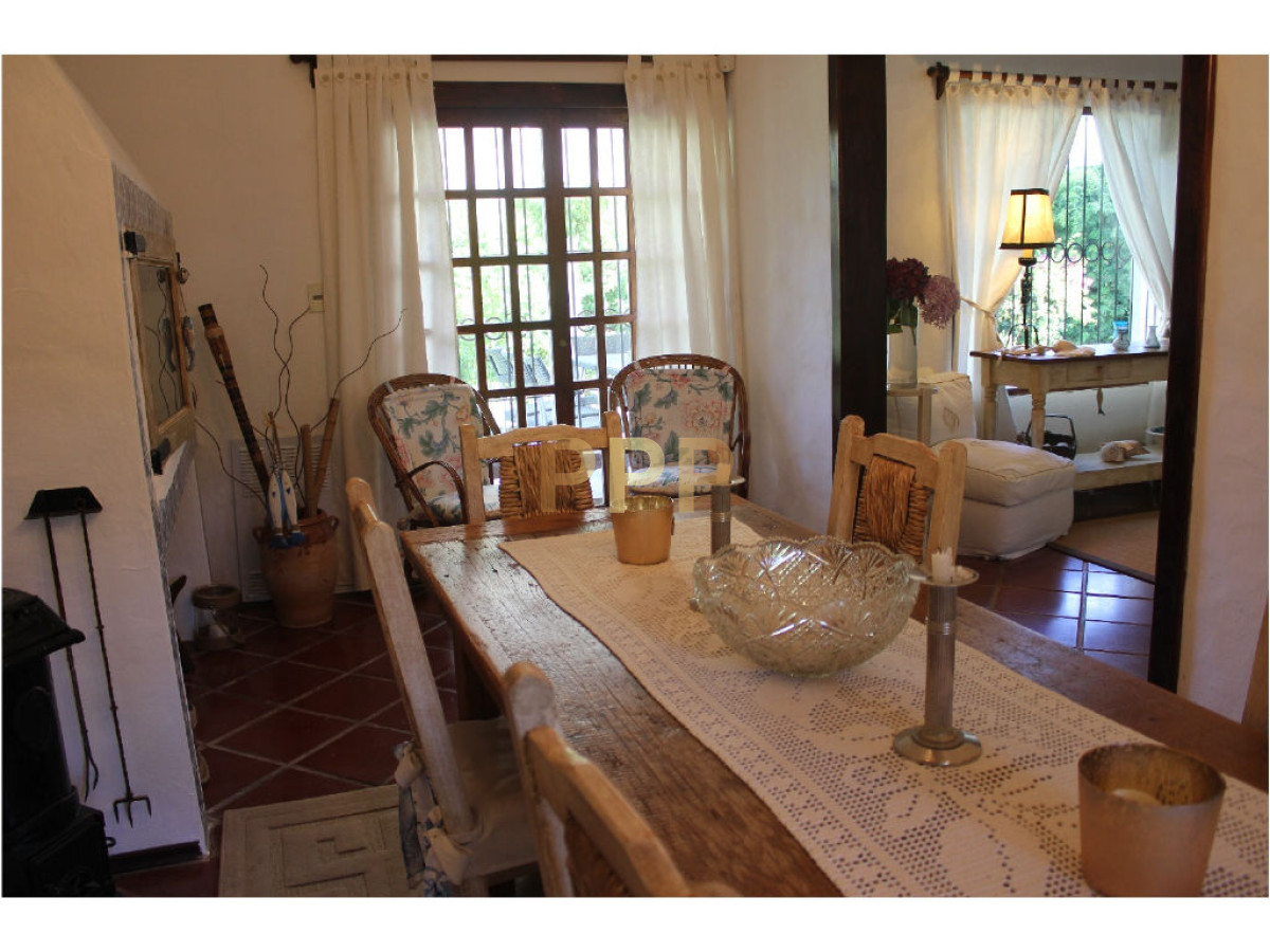 Casa ID.1602 - En venta y alquiler...  Casa en excelente zona, distribuida en dos plantas. 