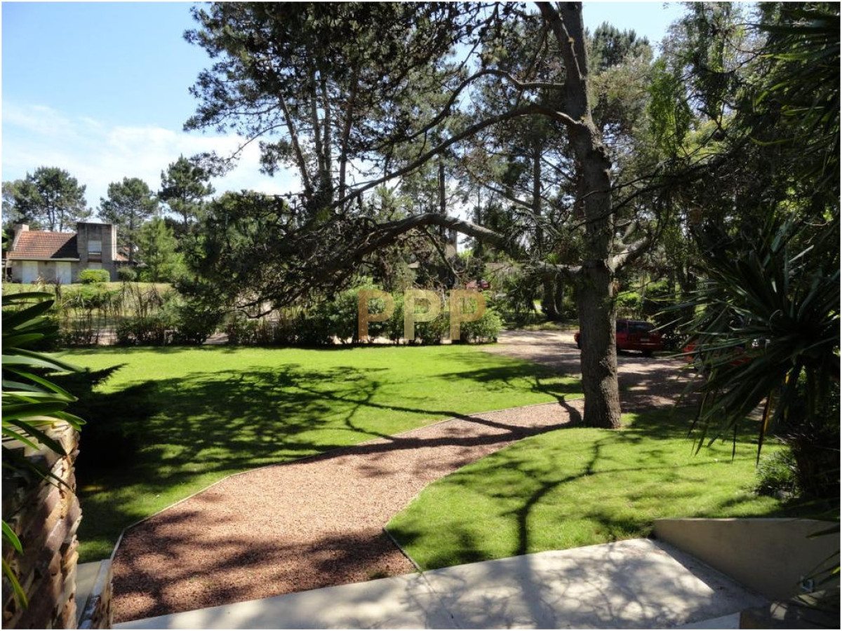 Casa ID.1549 - Gran casa de 5 dormitorios en alquiler en brava, Punta del Este.