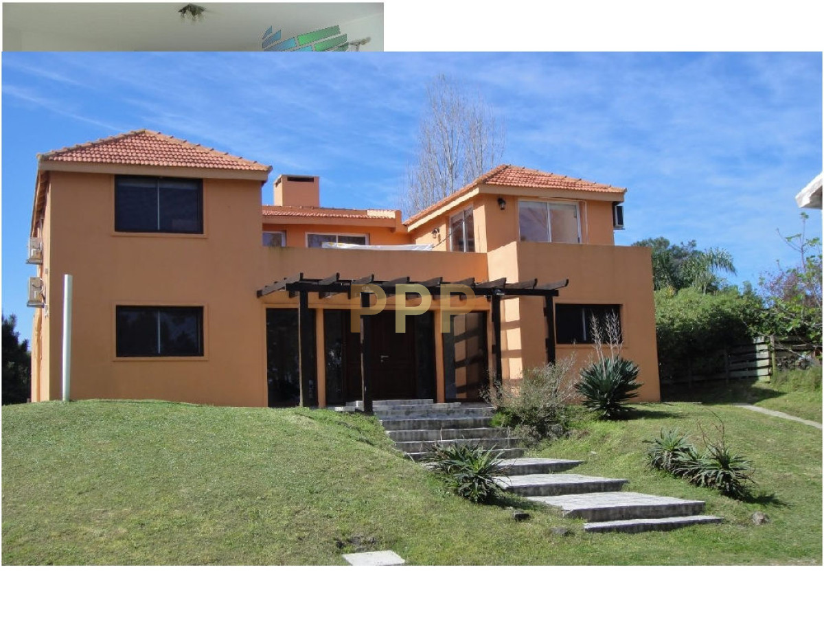 Casa ID.1636 - Casa en Bo. Cordoba, 4 dormitorios *