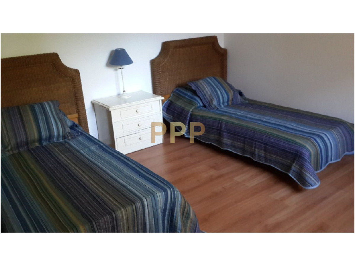 Casa ID.1636 - Casa en Bo. Cordoba, 4 dormitorios *