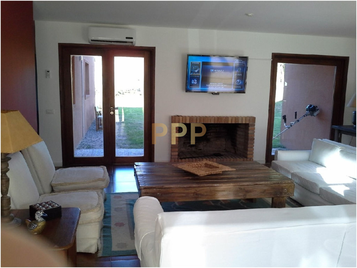 Casa ID.1636 - Casa en Bo. Cordoba, 4 dormitorios *