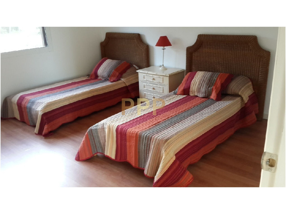 Casa ID.1636 - Casa en Bo. Cordoba, 4 dormitorios *