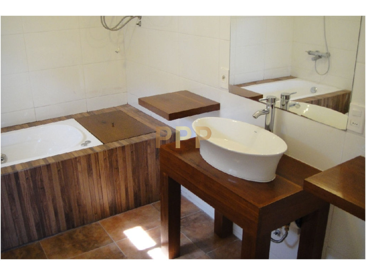 Casa ID.1636 - Casa en Bo. Cordoba, 4 dormitorios *