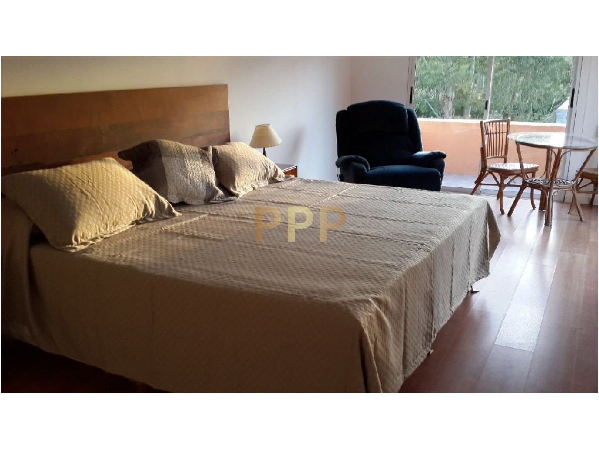 Casa ID.1636 - Casa en Bo. Cordoba, 4 dormitorios *