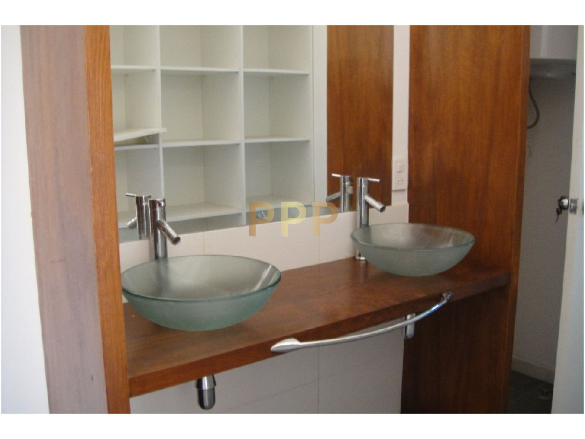 Casa ID.1636 - Casa en Bo. Cordoba, 4 dormitorios *