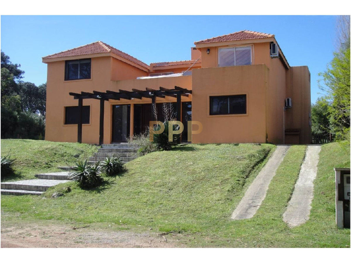Casa ID.1636 - Casa en Bo. Cordoba, 4 dormitorios *