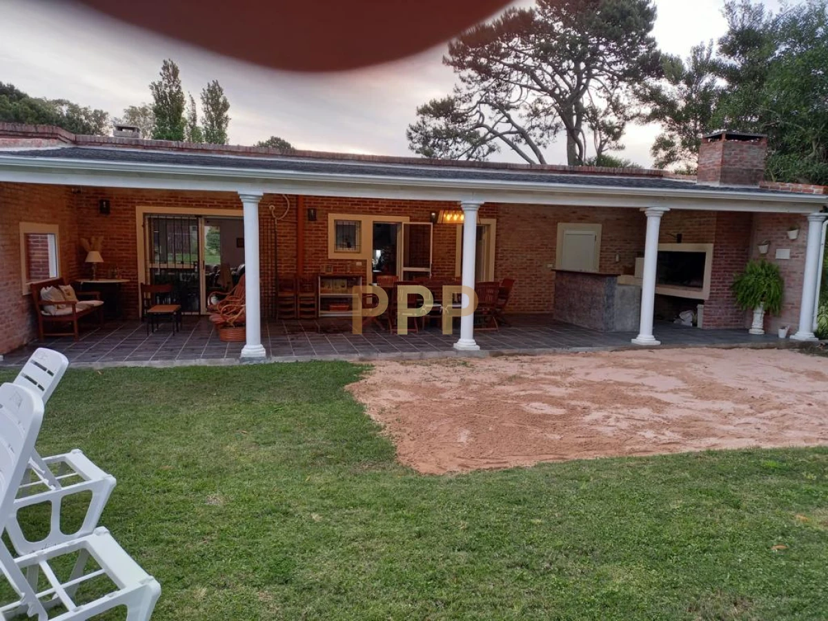 Casa ID.1658 - Casa de 3 dormitorios con piscina climatizada en alquiler. Playa brava.