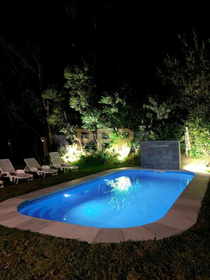 Casa ID.1658 - Casa de 3 dormitorios con piscina climatizada en alquiler. Playa brava.