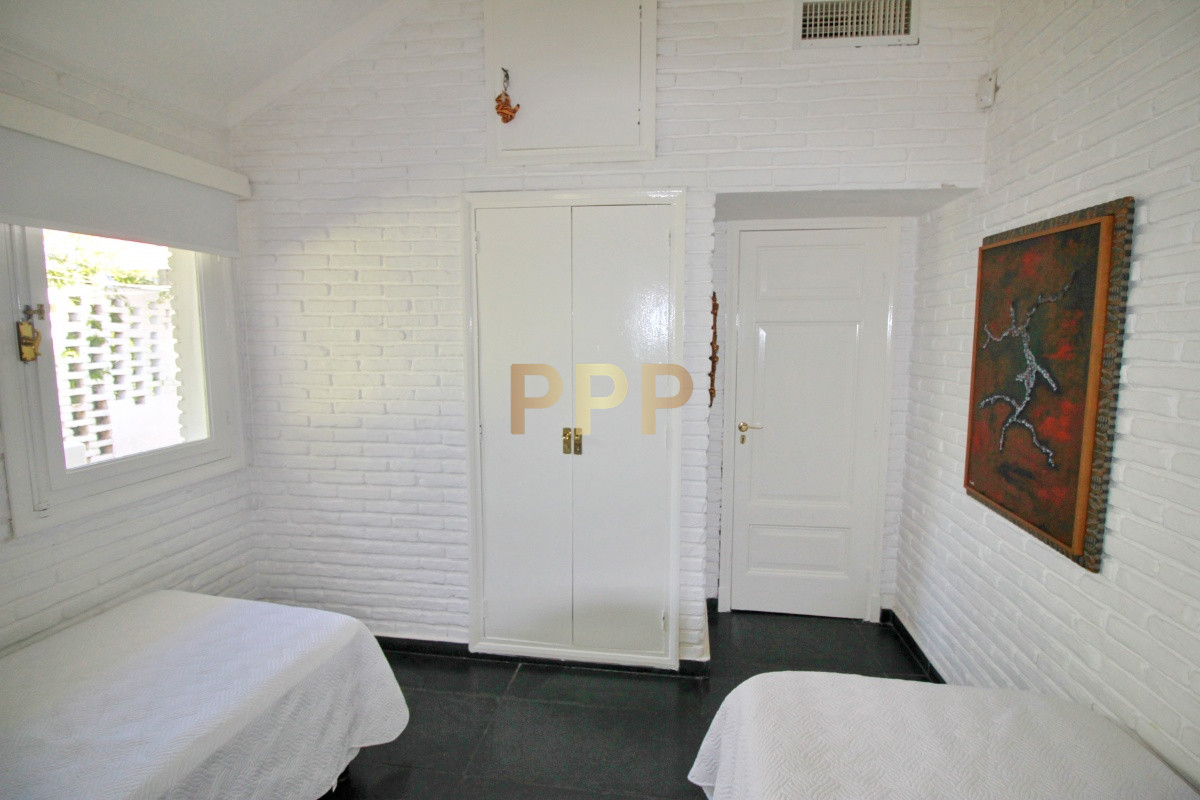 Casa ID.1656 -  En alquiler!!  Hermosa casa en alquiler zona Pinares, cuenta con piscina y gran jardin.