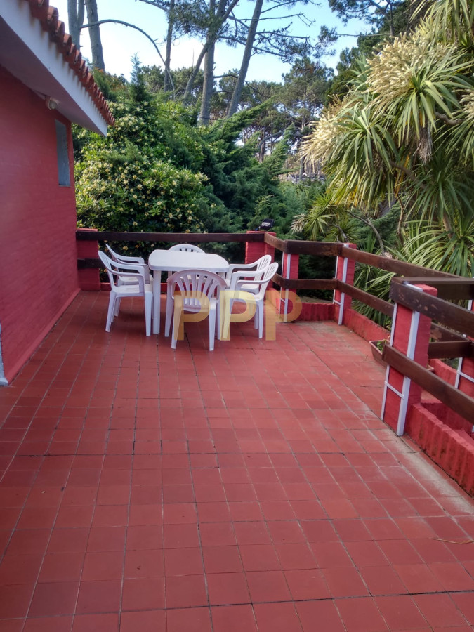 Casa ID.1716 - En alquiler.. muy linda casa con agradable entorno verde.