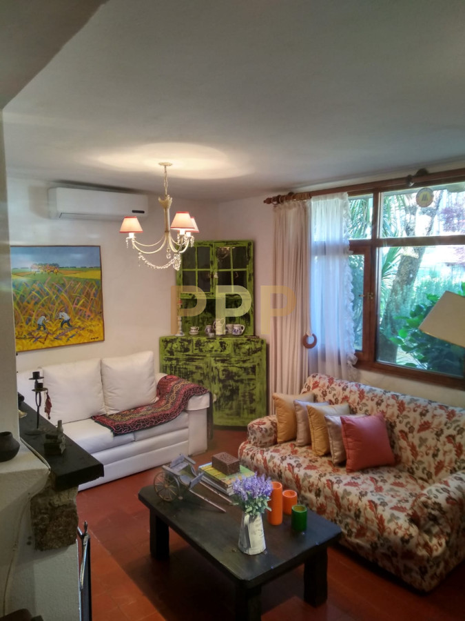 Casa ID.1716 - En alquiler.. muy linda casa con agradable entorno verde.