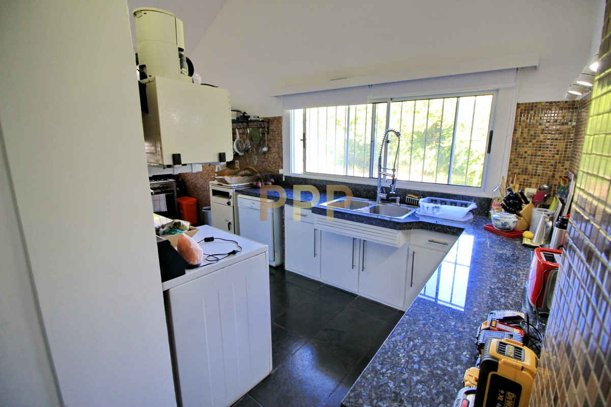 Casa ID.1656 -  En alquiler!!  Hermosa casa en alquiler zona Pinares, cuenta con piscina y gran jardin.