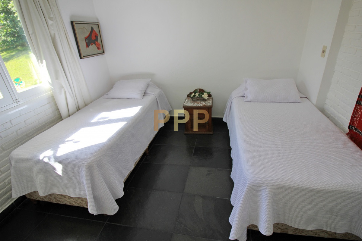 Casa ID.1656 -  En alquiler!!  Hermosa casa en alquiler zona Pinares, cuenta con piscina y gran jardin.