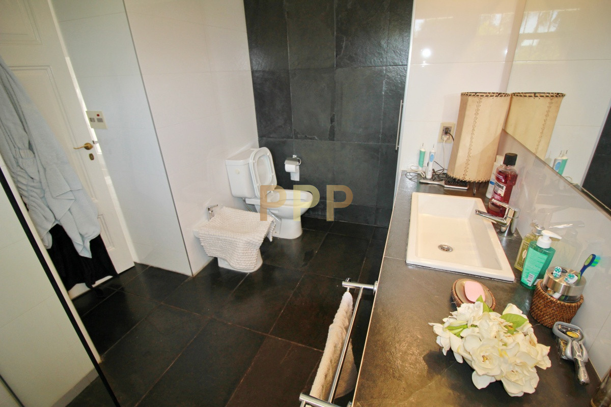 Casa ID.1656 -  En alquiler!!  Hermosa casa en alquiler zona Pinares, cuenta con piscina y gran jardin.