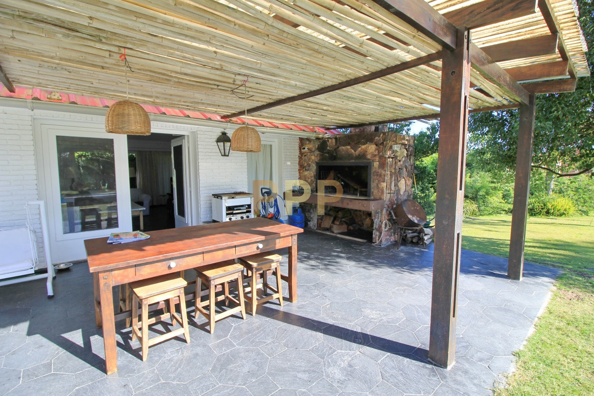 Casa ID.1656 -  En alquiler!!  Hermosa casa en alquiler zona Pinares, cuenta con piscina y gran jardin.