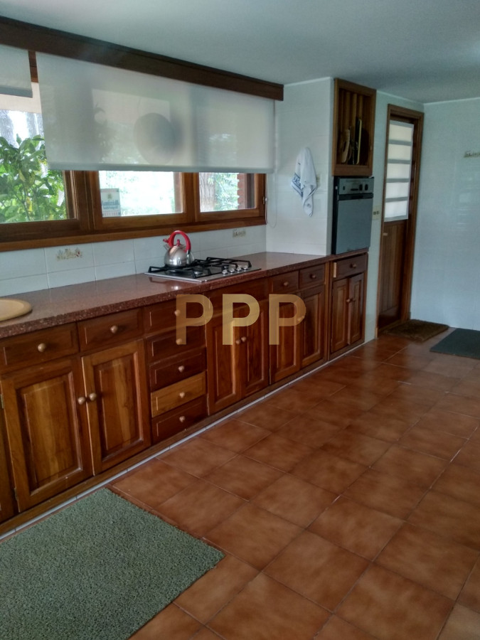 Casa ID.1911 - Casa en Alquiler y Venta en paradas de playa mansa, a pocos metros del mar.