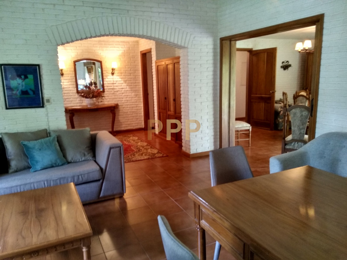 Casa ID.1911 - Casa en Alquiler y Venta en paradas de playa mansa, a pocos metros del mar.