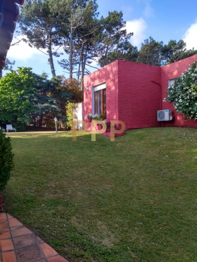 Casa ID.1716 - En alquiler.. muy linda casa con agradable entorno verde.