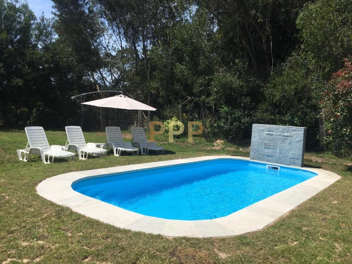 Casa ID.1658 - Casa de 3 dormitorios con piscina climatizada en alquiler. Playa brava.