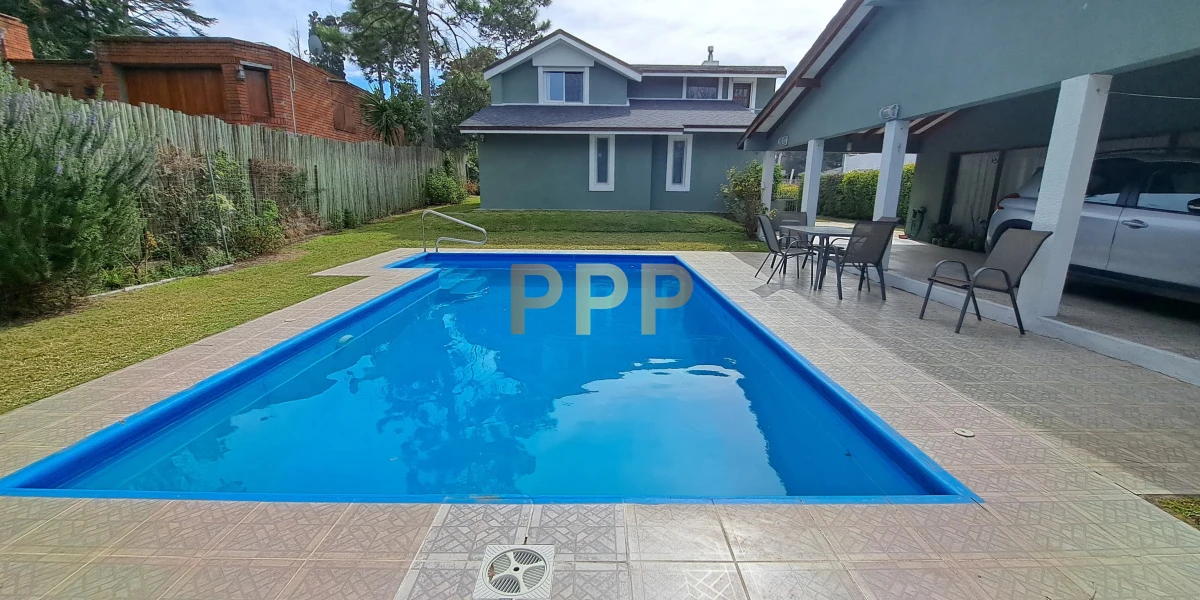 Casa ID.4225 - Casa en venta, Pinares a dos cuadras del mar.