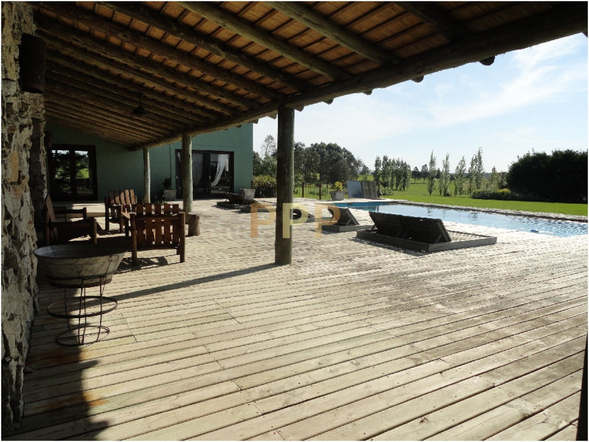 Chacra ID.2040 - Casa 5 dormitorios a 1 cuadra del mar.