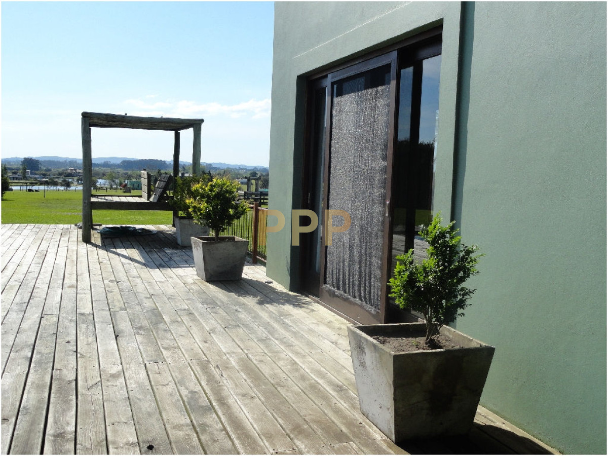 Chacra ID.2040 - Casa 5 dormitorios a 1 cuadra del mar.
