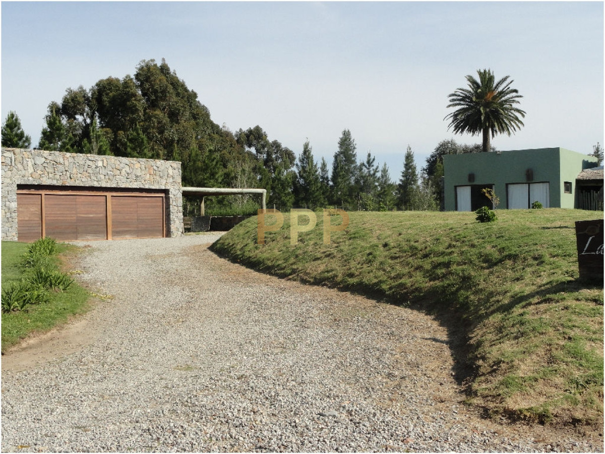 Chacra ID.2040 - Casa 5 dormitorios a 1 cuadra del mar.