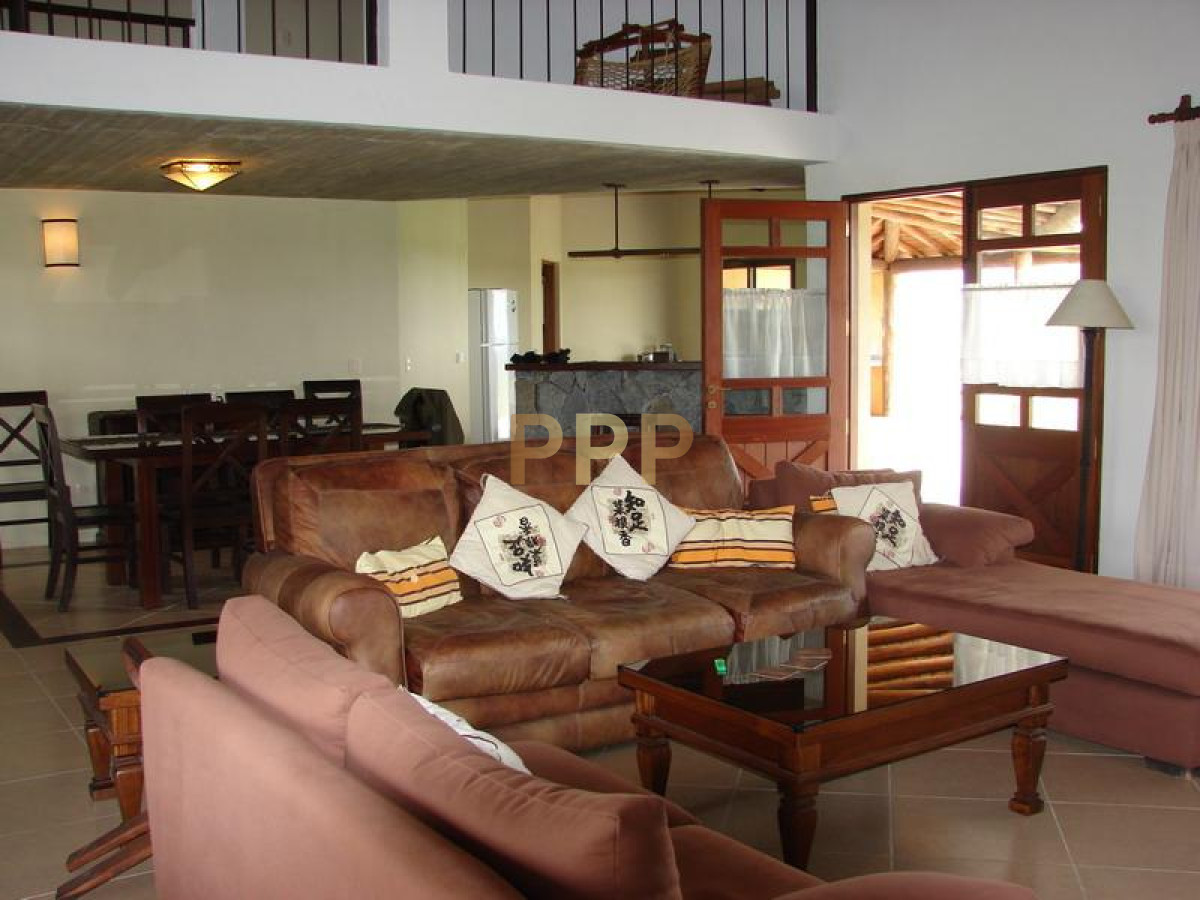 Chacra ID.2526 - Casa en venta en La Barra, Punta del Este