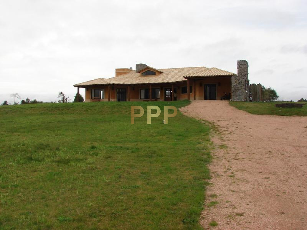 Chacra ID.2526 - Casa en venta en La Barra, Punta del Este