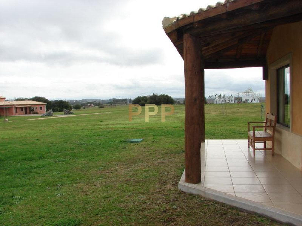 Chacra ID.2526 - Casa en venta en La Barra, Punta del Este