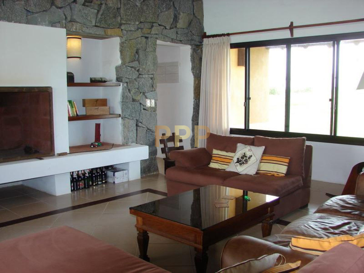 Chacra ID.2526 - Casa en venta en La Barra, Punta del Este