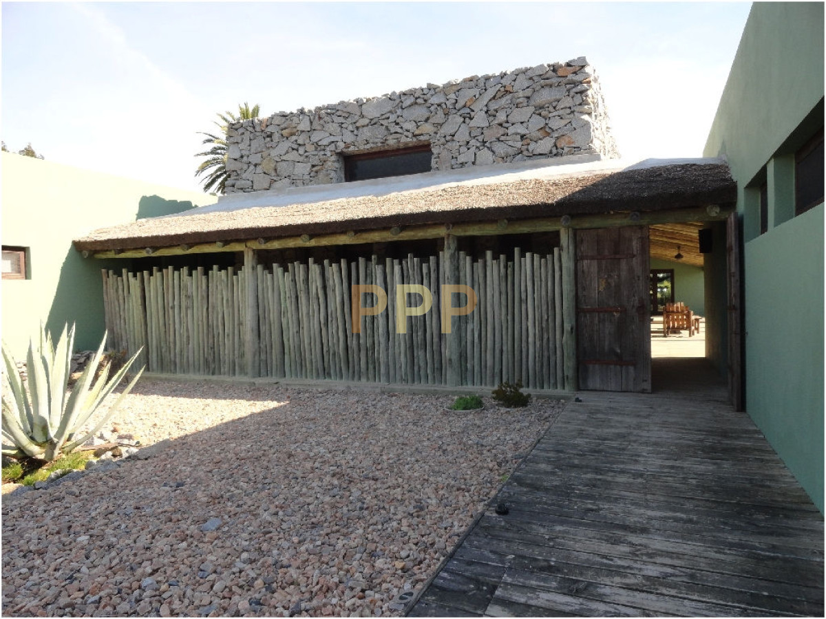 Chacra ID.2040 - Casa 5 dormitorios a 1 cuadra del mar.
