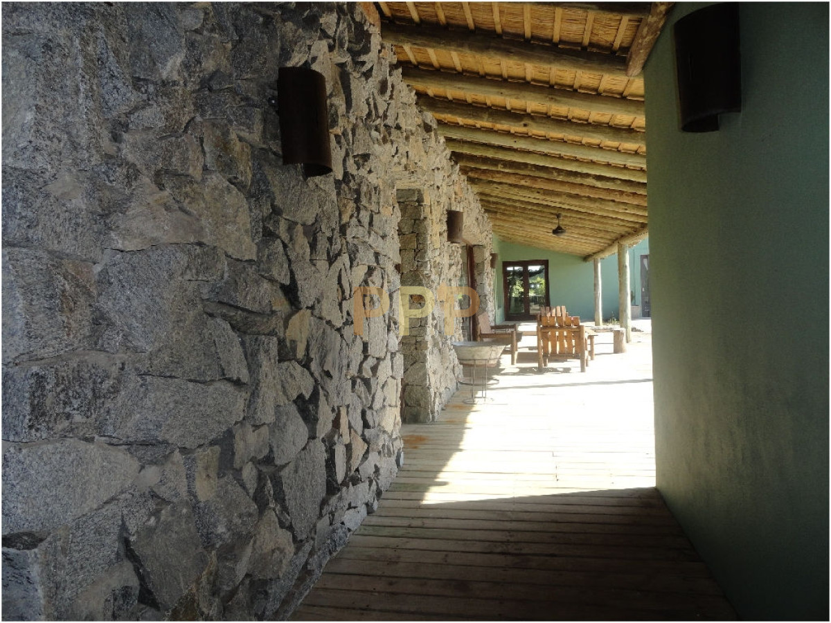 Chacra ID.2040 - Casa 5 dormitorios a 1 cuadra del mar.