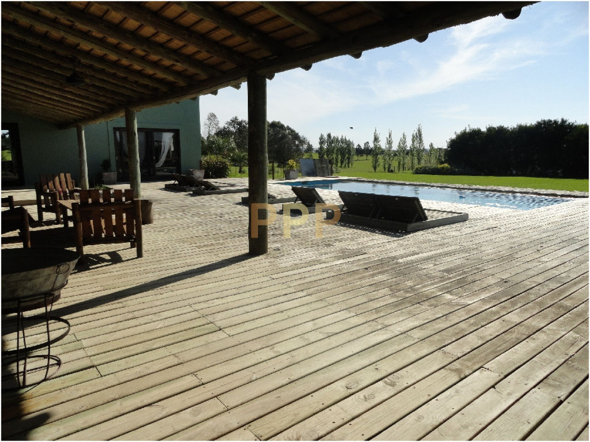 Chacra ID.2040 - Casa 5 dormitorios a 1 cuadra del mar.