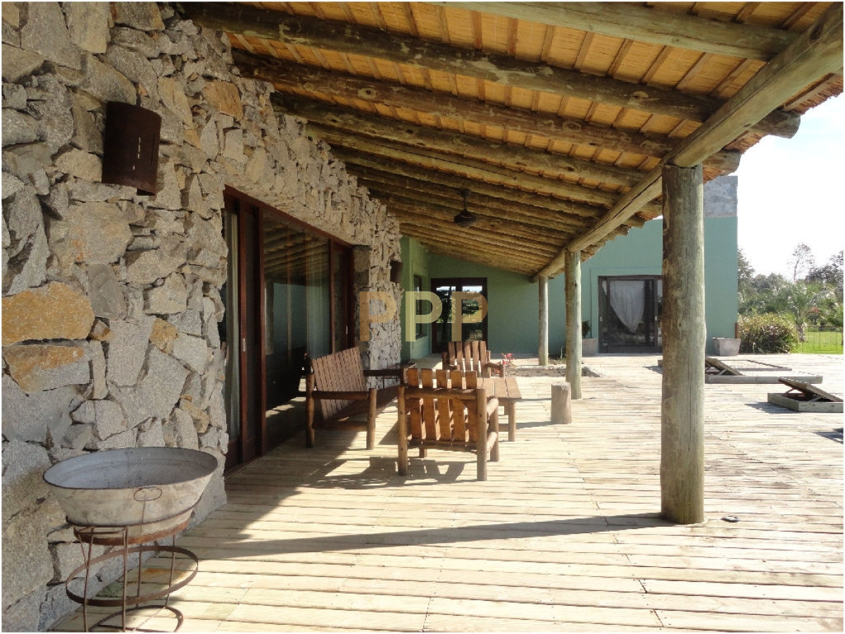 Chacra ID.2040 - Casa 5 dormitorios a 1 cuadra del mar.