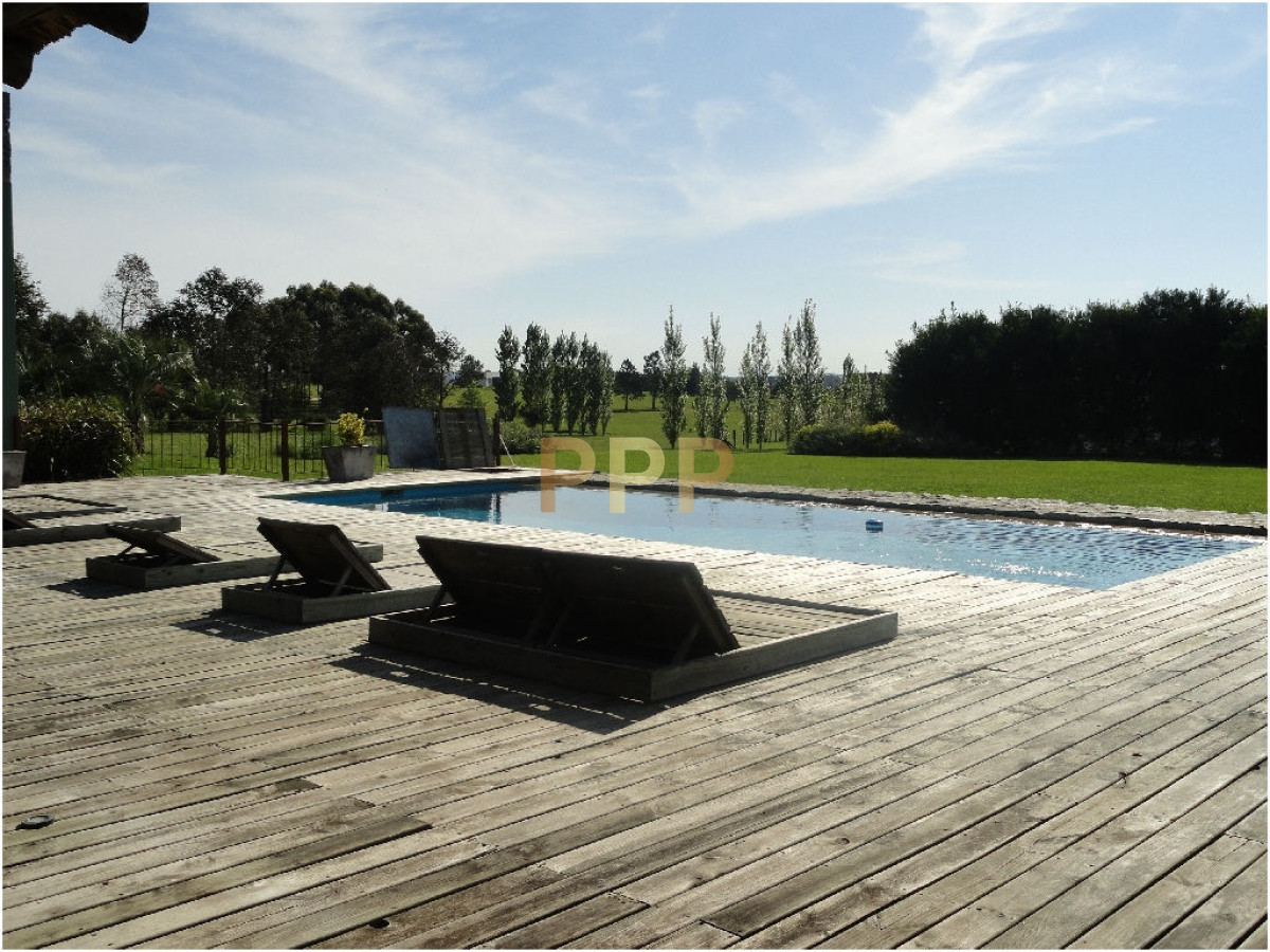 Chacra ID.2040 - Casa 5 dormitorios a 1 cuadra del mar.