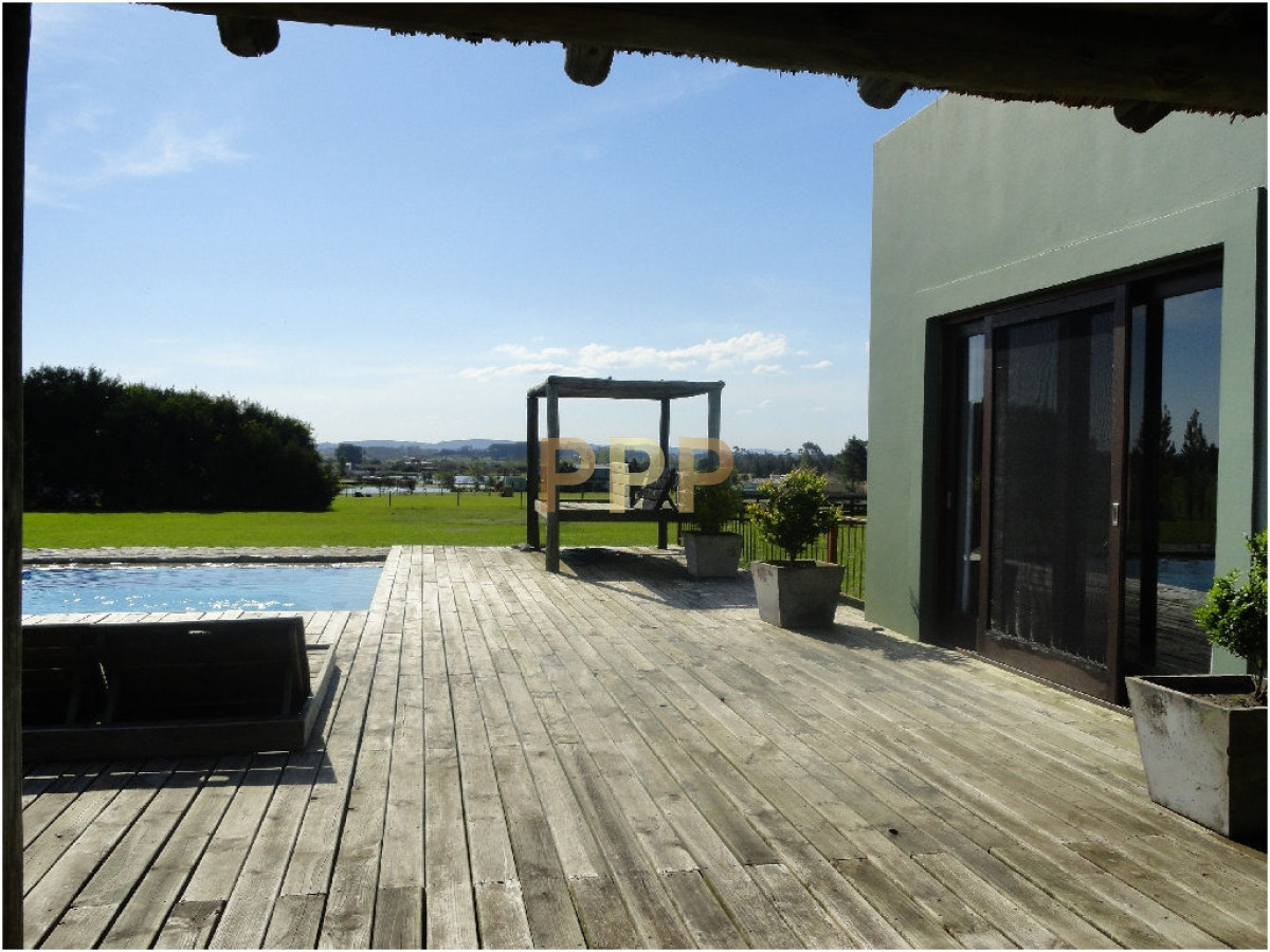Chacra ID.2040 - Casa 5 dormitorios a 1 cuadra del mar.