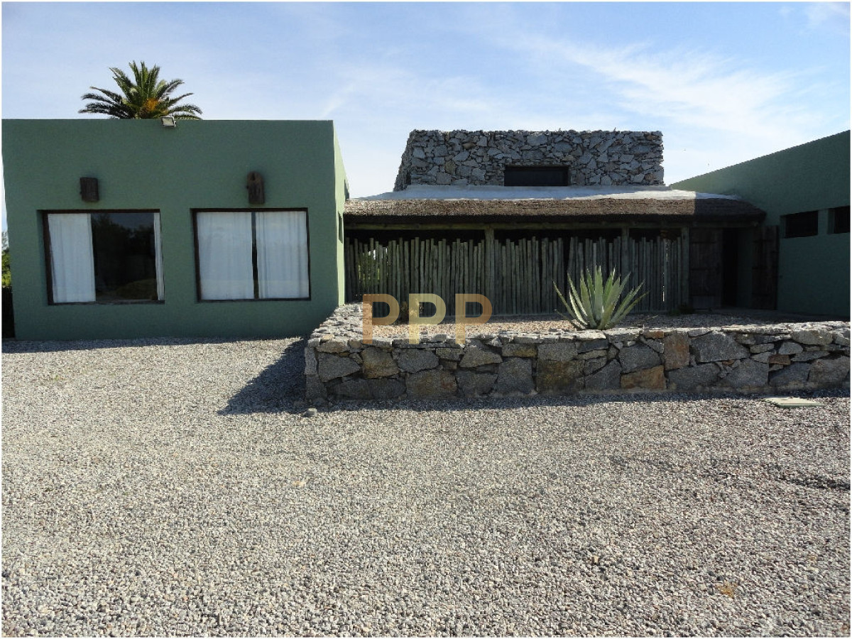 Chacra ID.2040 - Casa 5 dormitorios a 1 cuadra del mar.