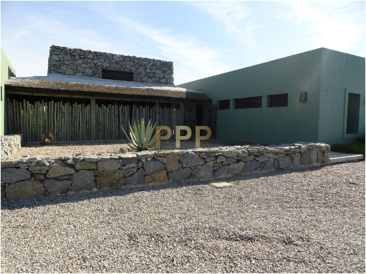 Chacra ID.2040 - Casa 5 dormitorios a 1 cuadra del mar.