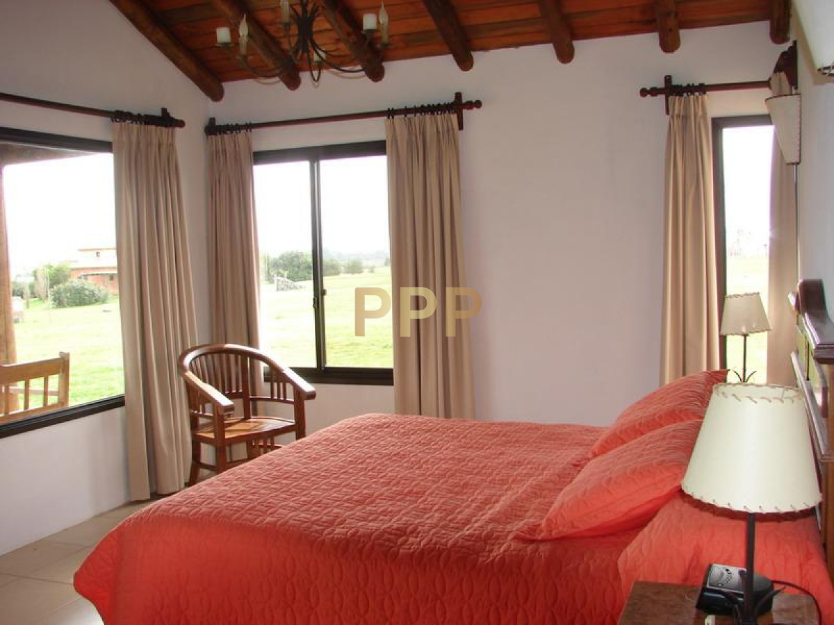 Chacra ID.2526 - Casa en venta en La Barra, Punta del Este