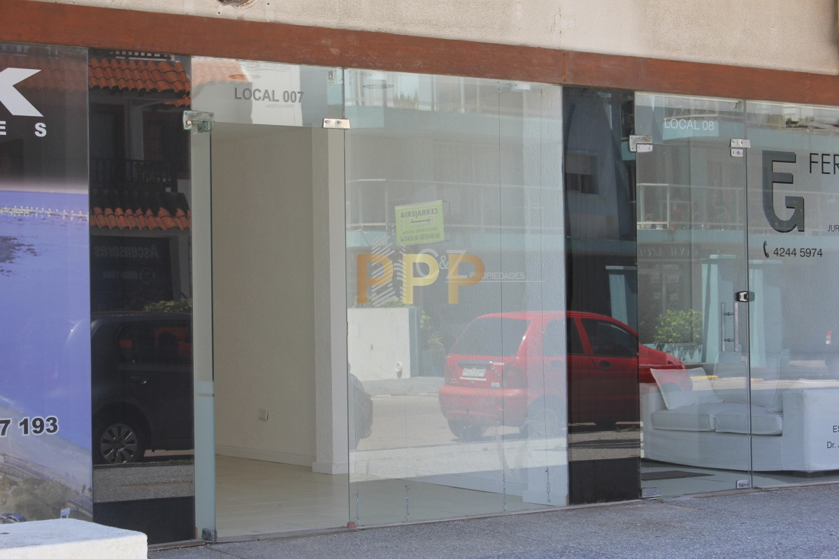 Local Comercial ID.2065 - Se alquila o vende local a la calle en Punta del Este, zona Peninsula.
