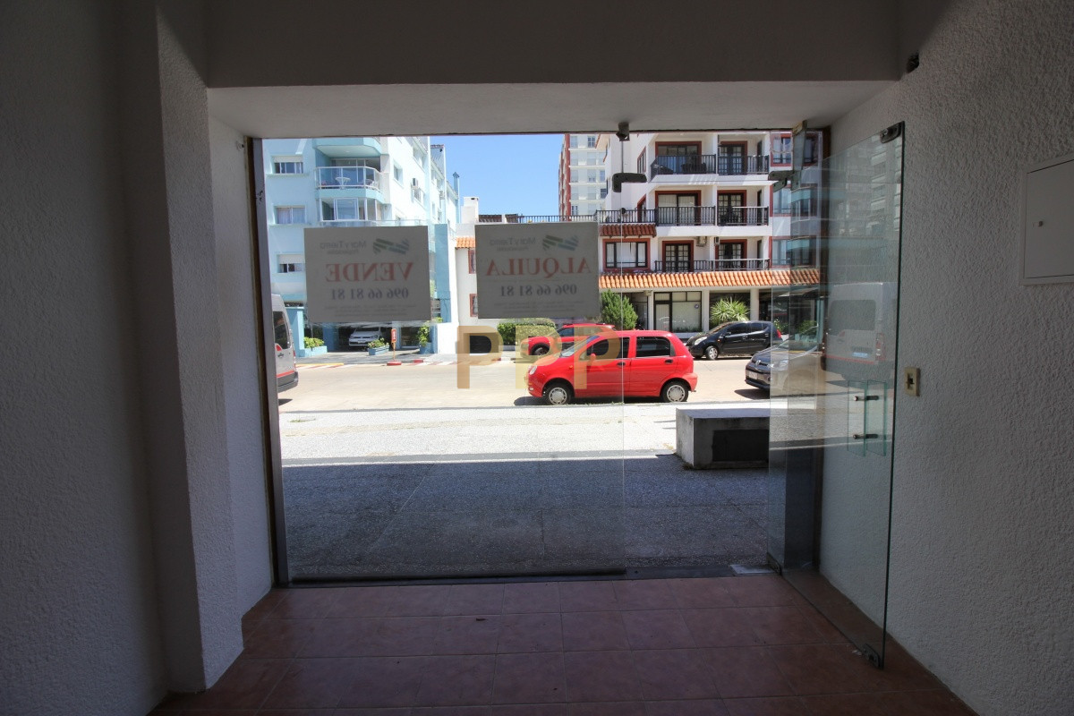 Local Comercial ID.2081 - Alquilo o vendo Local a la calle en Punta del Este, Peninsula.