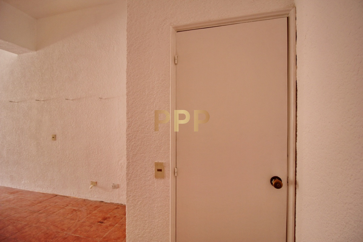 Local Comercial ID.2081 - Alquilo o vendo Local a la calle en Punta del Este, Peninsula.