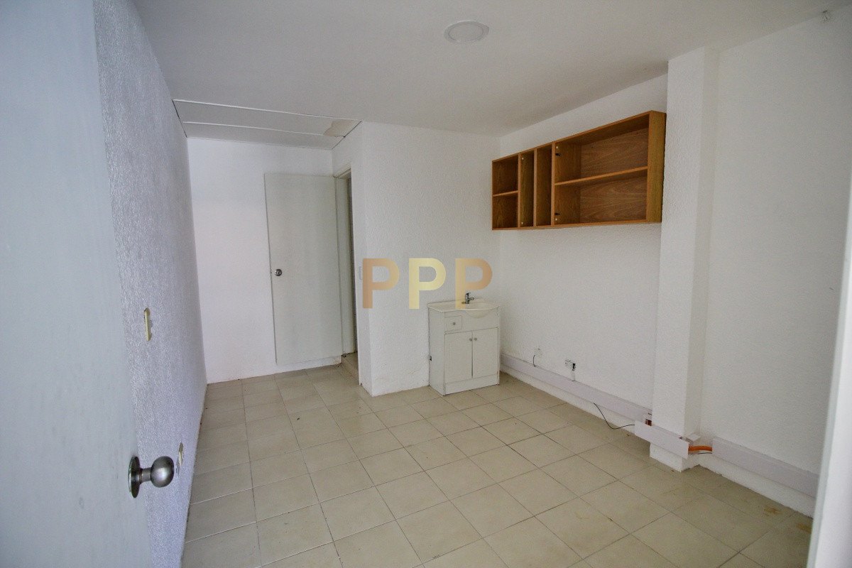 Local Comercial ID.2065 - Se alquila o vende local a la calle en Punta del Este, zona Peninsula.