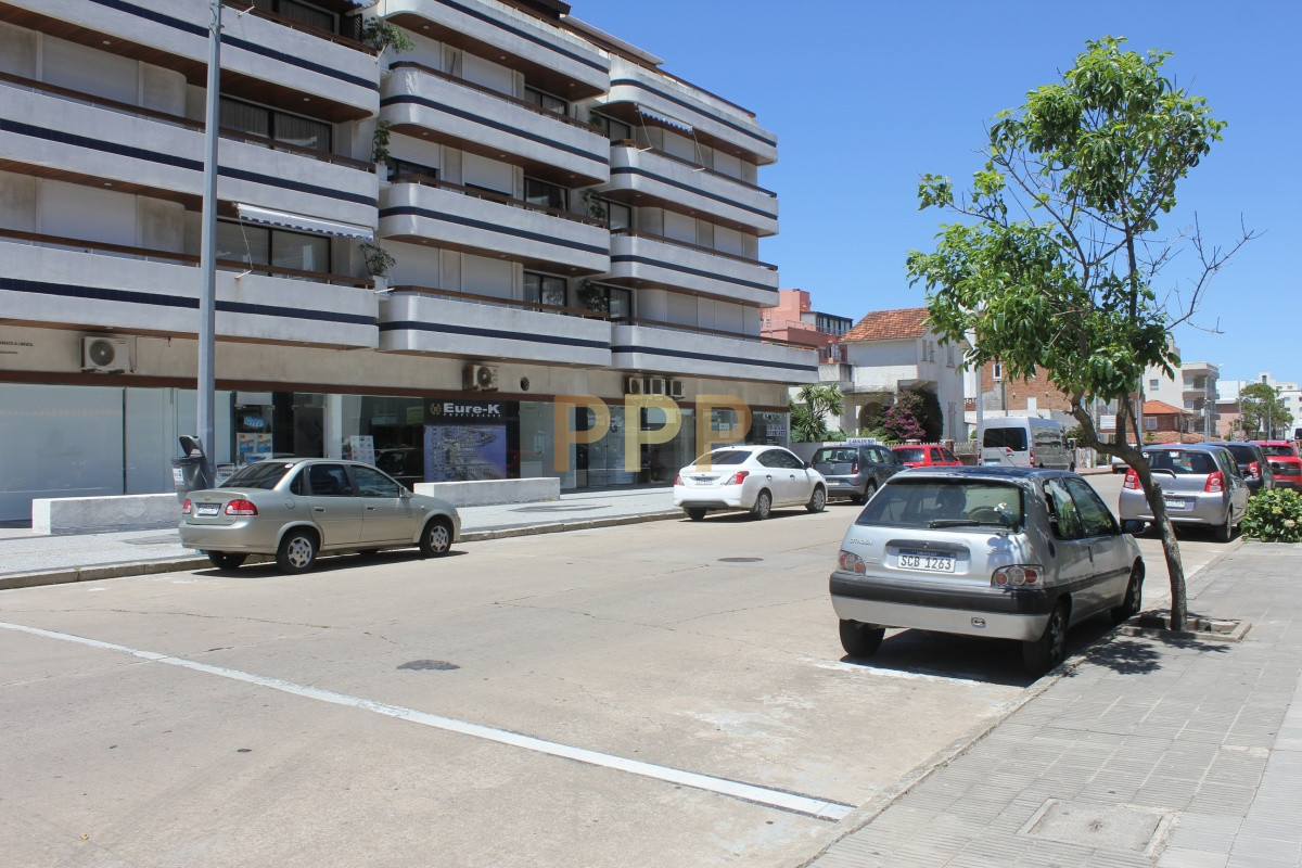 Local Comercial ID.2065 - Se alquila o vende local a la calle en Punta del Este, zona Peninsula.