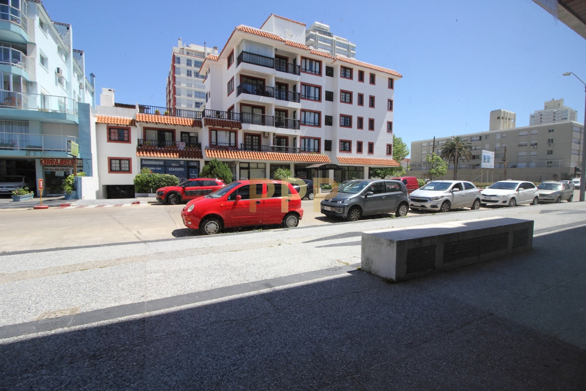 Local Comercial ID.2081 - Alquilo o vendo Local a la calle en Punta del Este, Peninsula.